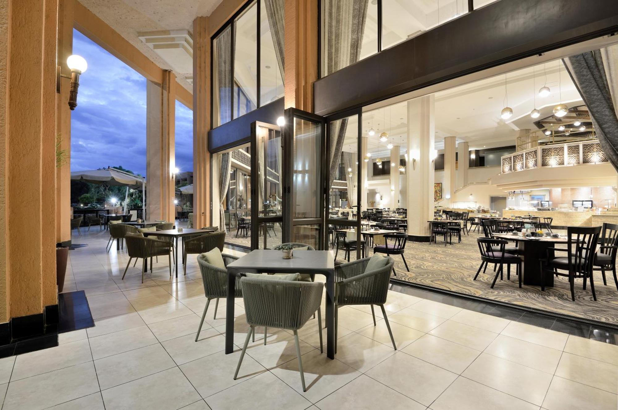 Windhoek Country Club Resort Exterior foto